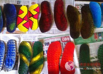 澳設(shè)計師的鱷魚皮人字拖用純手工掀起潮流